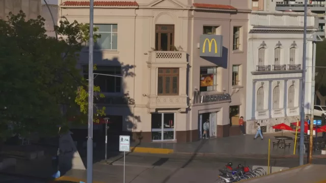 “Hola, soy el McDonald’s de Córdoba”, el spot que busca complicidad y solo logra rechazo (como en Granizo, una tonada cordobesa “deformada”)