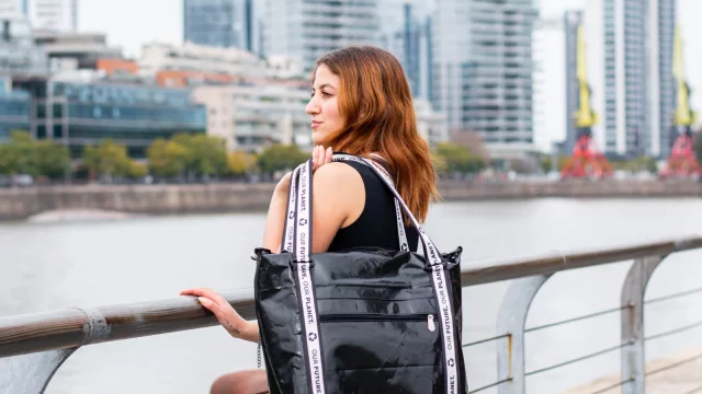 Todo se transforma: Leaf Social hace merchandising empresarial con “basura" (desde portanotebooks hasta organizadores)