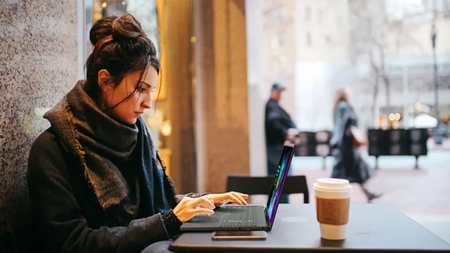 Para quienes nos gusta convertir un bar en nuestra oficina (Acer recuerda celebridades que lo hacen)