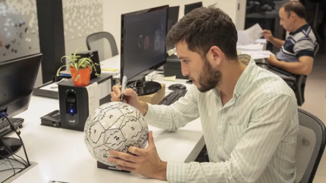 El diseño de las pelotas se realiza en Córdoba y se envía a los fabricantes.