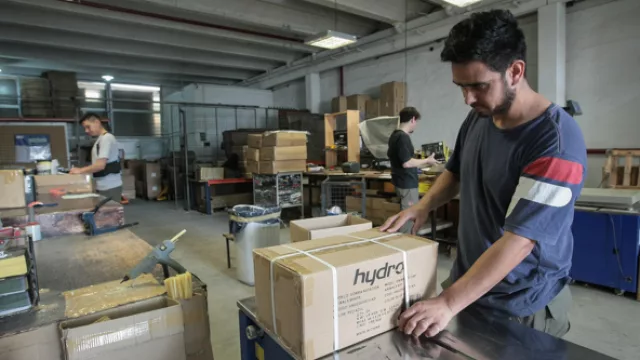 La logística es clave, aquí un empleado en el área de picking de la firma.