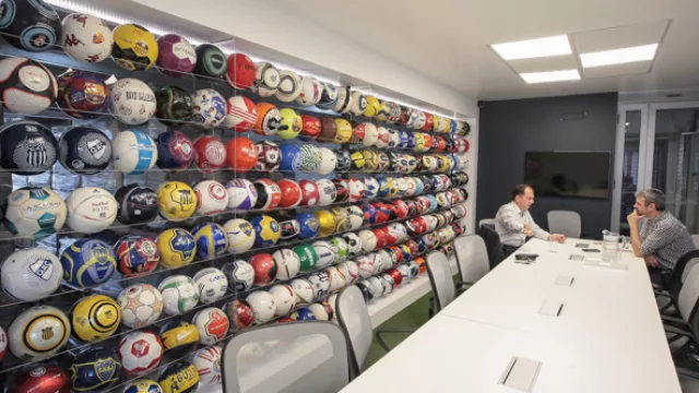 En la sala de directorio -que lleva el nombre de Camp Nou- Abdala tiene su colección de casi 300 pelotas.