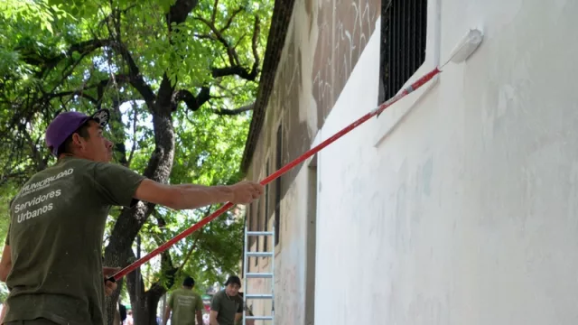 La Municipalidad pintó el muro vandalizado de la Compañía de Jesús