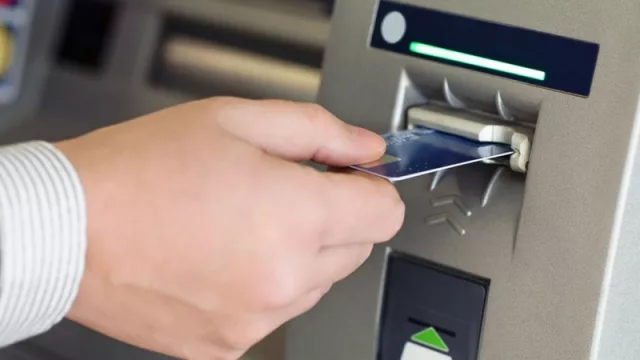 Infografía: cajeros vs banco online