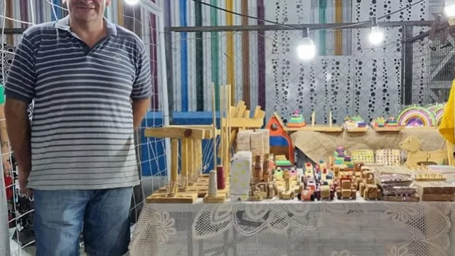 Después de más de 17 años como camionero, se reinventó: fabrica juguetes artesanales de madera