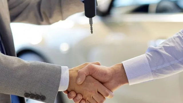 La venta de motos y autos sigue “pum para arriba” (pero ojo: concesionarios están “ahogados”)