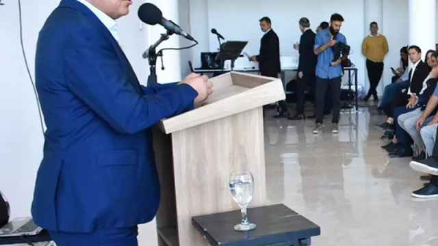 El gobernador de Neuquén insta a operadoras de Vaca Muerta a invertir en infraestructura y educación