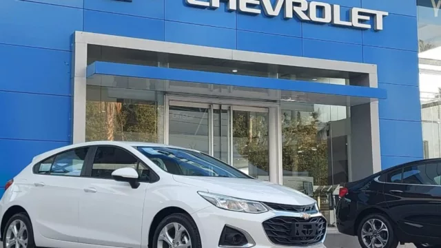 Venden los últimos Chevrolet Cruze con un dólar a 1100 pesos