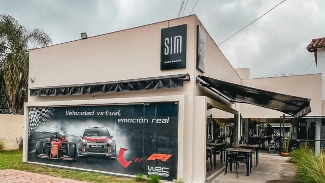 Ya podés manejar un auto de Rally y Fórmula 1 en Córdoba: abrió SimCafé Racer (el único bar con simuladores de carreras en la provincia)