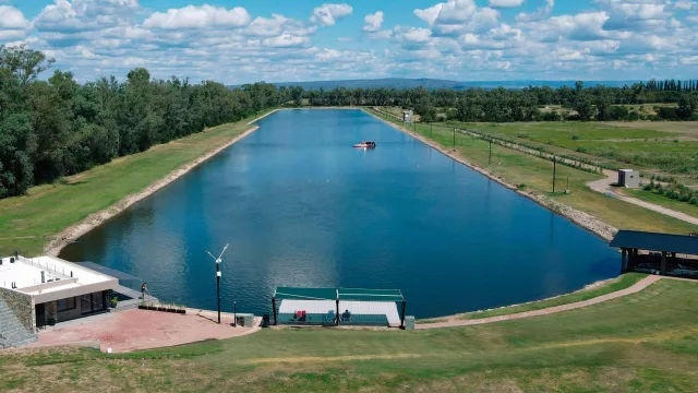 Llega un gran evento de esquí naútico a Villa Dolores (montan un lago artificial de 800 metros para slalom, tricks y salto)