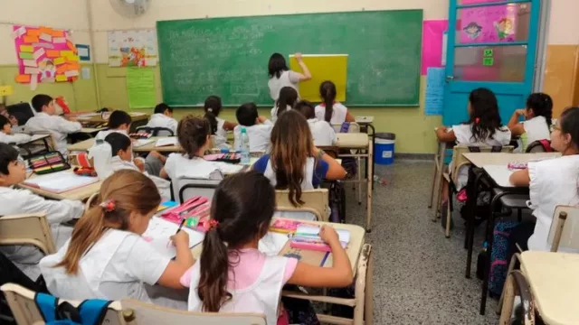 La grieta (de la educación): por la misma tarea un docente provincial cobra, en promedio, tres veces menos que uno municipal