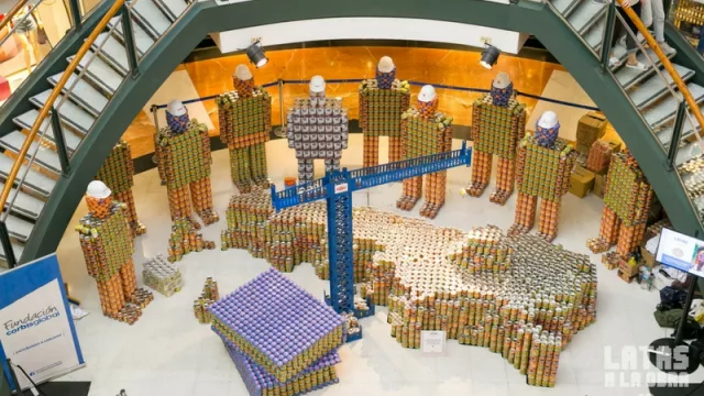 Una "Mega Argentina": Latas a la Obra construyó una obra de arte en Patio Olmos