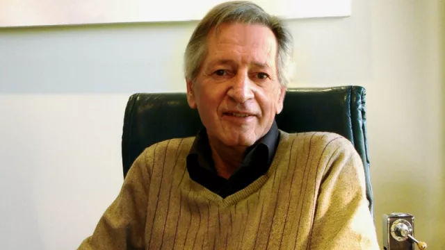 Se alegra del premio que recibirá Arturo