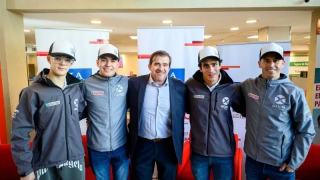 Anselmo Helfman junto a los pilotos del TC2000 a quienes La Caja sponsorea.