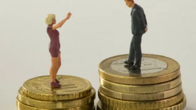 Las mujeres ganan menos que los hombres, ¿V o F? Verdadero (en sueldo) y Falso (por horas no)