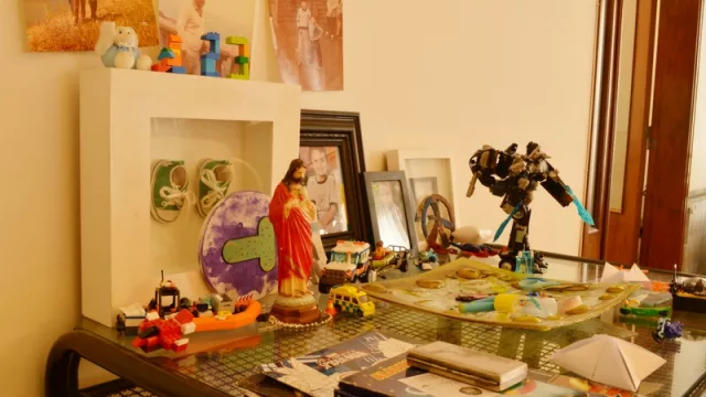 El hijo de Charly es casi uno más del equipo, y sus juguetes tienen un lugar en la agencia.
