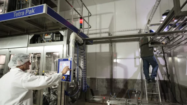 Trabajando contrarreloj. La nueva planta de leche larga vida estará en funcionamiento antes de fin de año.