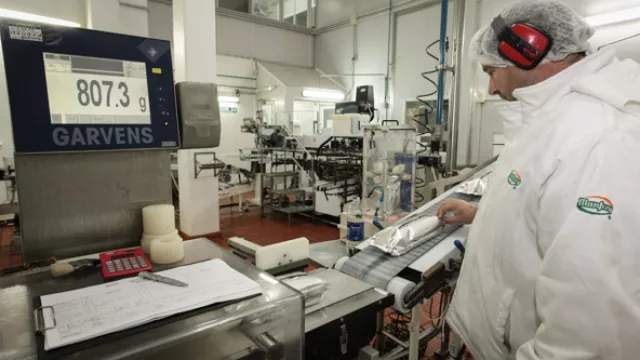 En la fábrica de Freyre algunas líneas de producción trabajan tres turnos. 