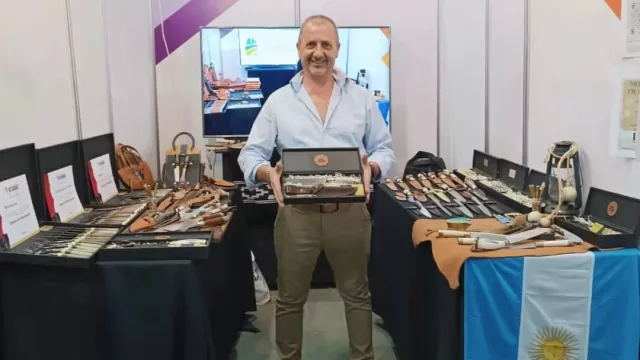 Hace cuchillos artesanales en un pequeño pueblo y los comercializa en el mundo