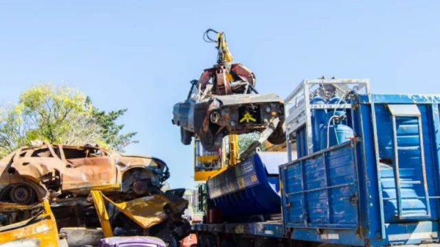 Compactan 500 motos y 250 autos en el depósito municipal ubicado sobre Avenida Cárcano