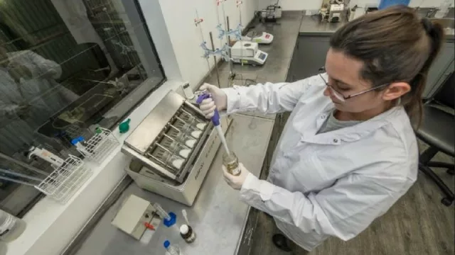 Una de las especialistas trabaja en la nueva planta de quimosima, una enzima que se usa en la industria láctea.