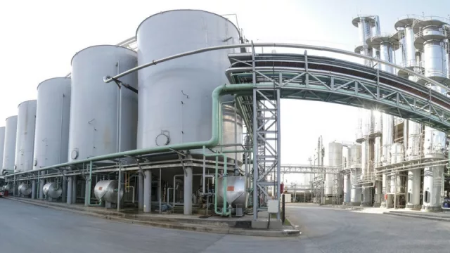 Los grandes tanques de la planta que elabora alcohol en el sur de la ciudad de Córdoba.