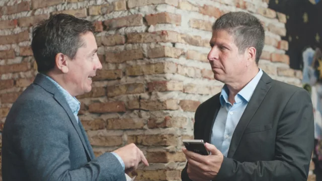 Nuestros 2 partners en el país son Personal (exclusivo hasta fin de año) y Frávega (como tienda retail).