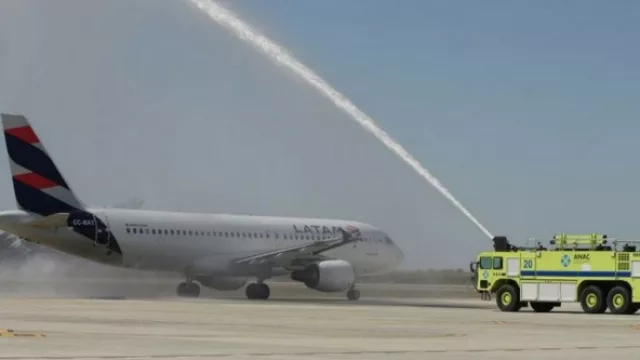 El primer vuelo de la conexión Tucumán - Chile se festejó con récord de pasajeros