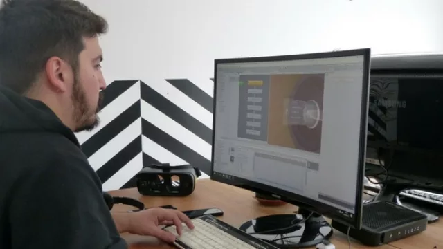 El ojo por dentro. Facundo Giovagnoli trabaja en un proyecto para una clínica de oftalmología.