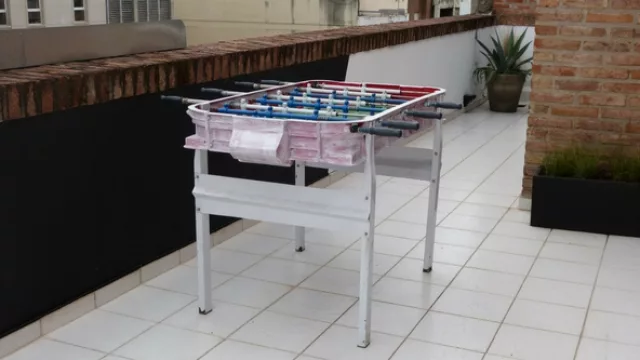 La terraza y el metegol suelen convocar multitudes.