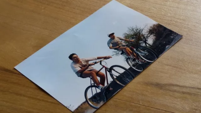 Postales de la historia de una amistad que sigue en la vida y los negocios.