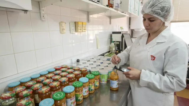 Lucía, una de las técnicas del laboratorio, mide la cantidad de azúcar de los productos con un refractómetro. 