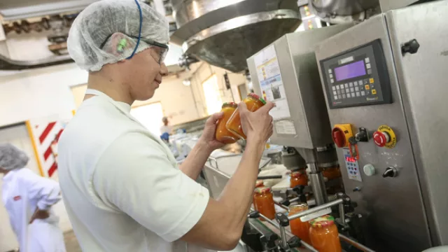 Las mermeladas en frasco de vidrio se elaboran con pulpas con trozos de frutas. 