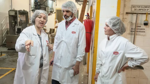 Lucía Ramírez y Natalia Pérez, del área de calidad, explicaron a IN el proceso productivo en la planta de Arroyito.