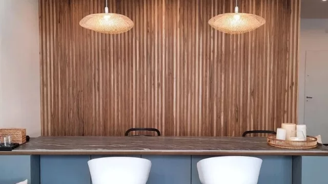 Casa Blanca, una tienda de decoración (con diseño propio de mesas de madera)