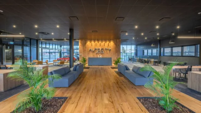 No más bidones en el techo: mirá el “saloncito” de usados que montó Autocity (con el que completa su oferta)