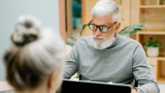 La discriminación por la edad, una realidad en las empresas que buscan contratar o promocionar empleados (según el 95% de los catalanes)