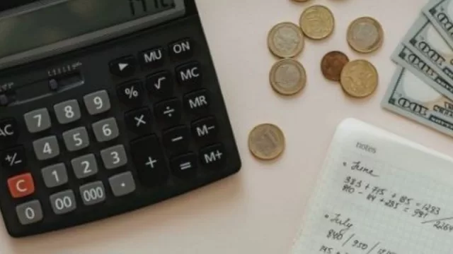 Con los ojos puestos en la Banda Oriental: argentinos triplicaron reservas y compras en Uruguay