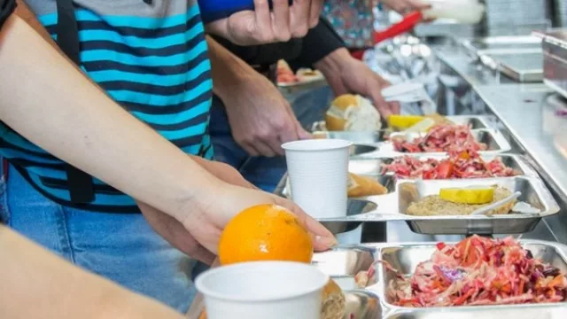 Detenidos en el tiempo: en el Comedor Universitario el menú está a $ 4 (y existen “almuerzos gratis”)