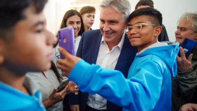 En Totoral y Colonia Caroya,  Llaryora pidió “no abandonar al norte”  (inauguró una escuela Proa y entregó 24 viviendas)