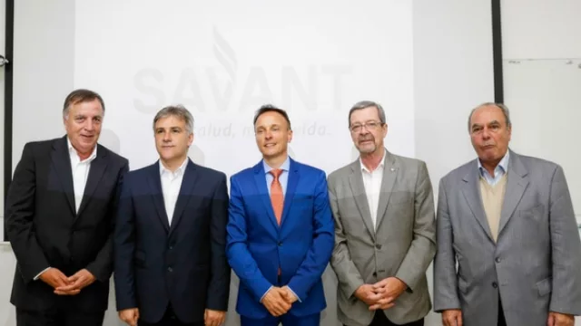 El presidente de Bancor, Daniel Tillard, el vicegobernador de Córdoba, Martín Llaryora, el Presidente de Savant Pharm, Mauro Bono, el Ministro de Industria, Comercio y Minería, Roberto Avalle,y el Ministro de Inversión  y Financiamiento de la Provincia de Córdoba, Ricardo Sosa.