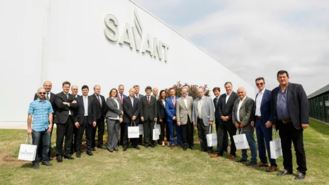 Directivos, funcionarios y autoridades de Gobierno de Córdoba, Bancor y Savant Pharm junto al Intendente de El Tío Fernando Rossi, frente a la planta del Laboratorio.