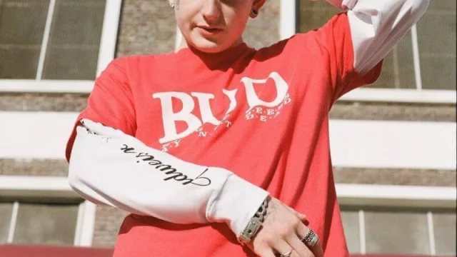 Budweiser lo vuelve a hacer: junto con Ay Not Dead lanza una nueva colección de indumentaria