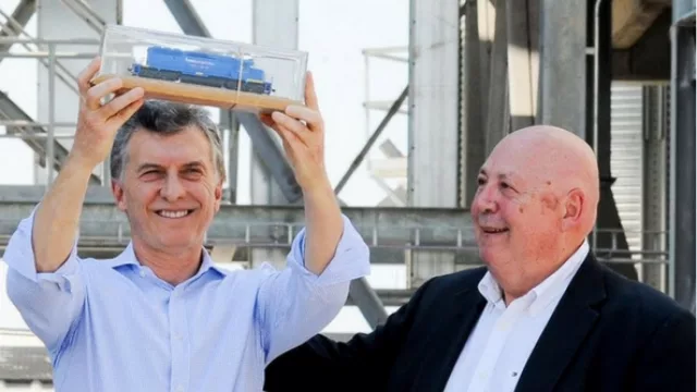 Roberto Urquía, uno de los dueños de AGD, ayer en Chaco junto a Macri en la inauguración de una planta de acopio de cereales de la compañía.