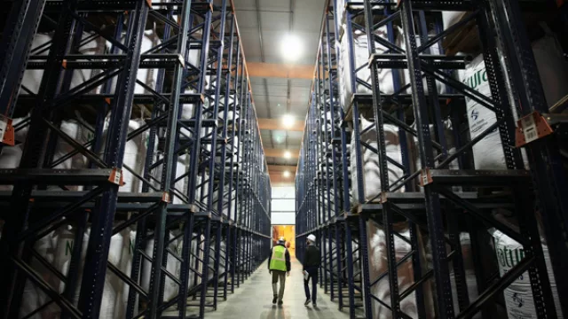 Una de las últimas inversiones de la empresa: una nueva nave de acopio de maní, en General Deheza.