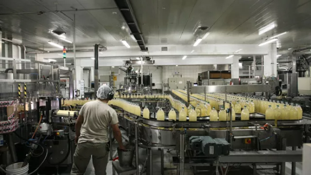 En total, se embotellan más de 21 millones de litros por mes. En el lugar trabajan 120 personas.