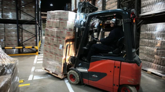 La cadena logística trabaja con un sistema just in time.