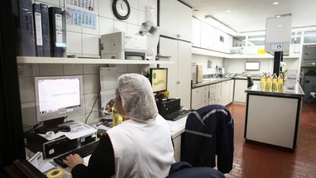 En General Deheza se realizan controles de calidad permanentes sobre el aceite comestible.