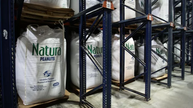 Bolsas de 1250 kilos de maní esperan para ser cargadas al exterior.