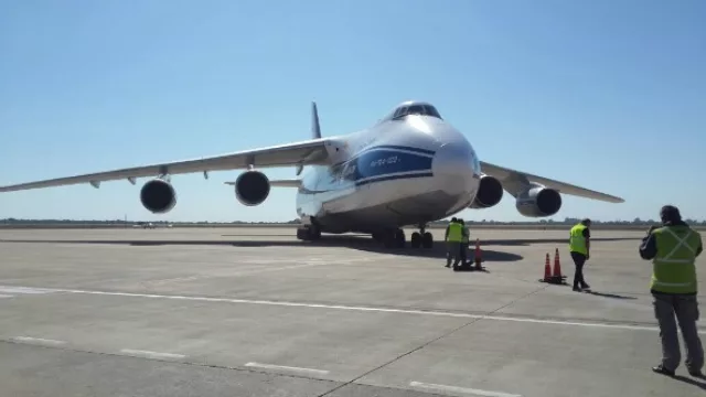 Un gigante volador (el Antonov 124) con equipos para la planta termoeléctrica de Villa María